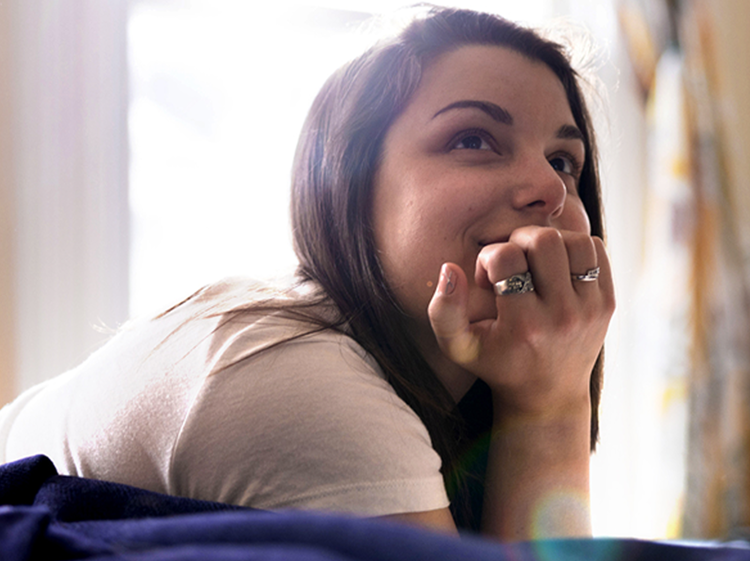 Woman resting her head on her chin thoughtfully, Picture